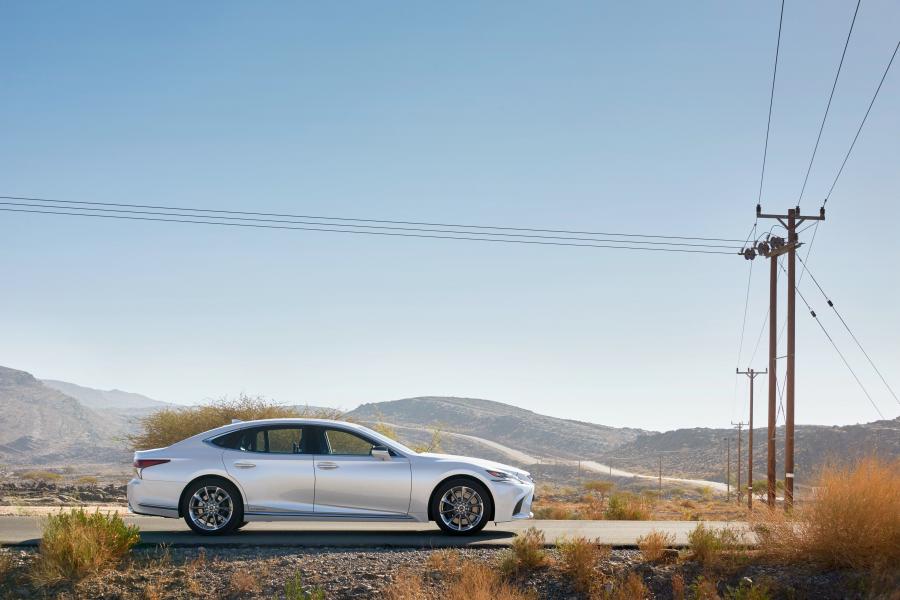  Lexus LS500h AWD 2017 года  (WW) (фото 13 из 40)
